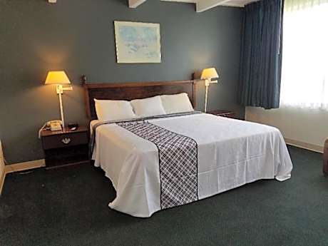 Deluxe King Room - Non-Smoking