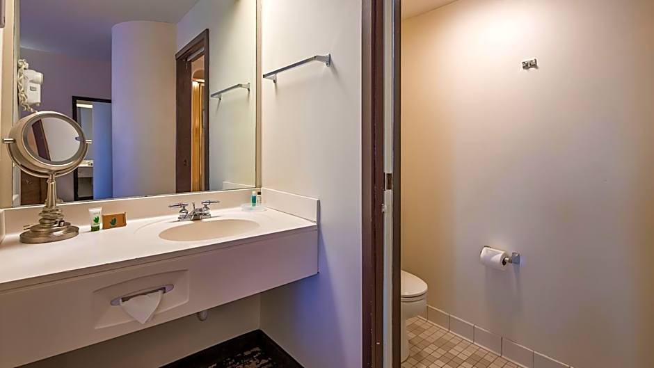 Charlevoix Inn & Suites SureStay Collection by Best Western