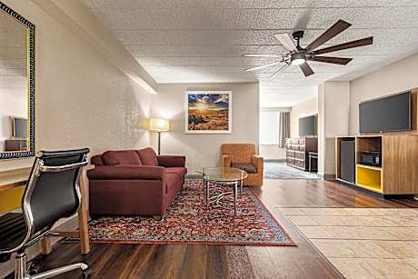 1 King Bed, Deluxe Suite, Jetted Tub, Non-Smoking
