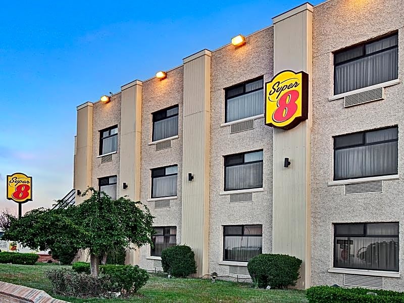 Super 8 Jamaica North Conduit