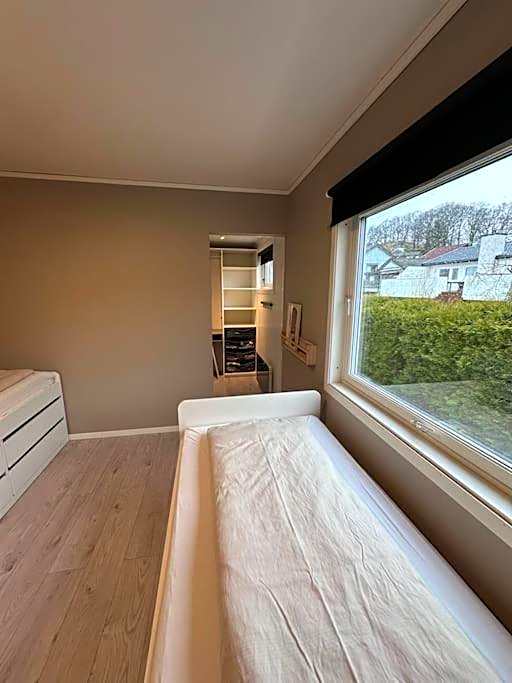 Landlig enebolig med utsikt