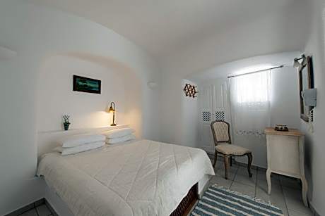 Two-Bedroom Family Cave Villa with Caldera View (5 Adults)