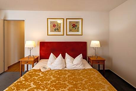 Two bedroom apartment (1 queen bed) with garden view