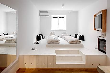 Tiny Independent Room