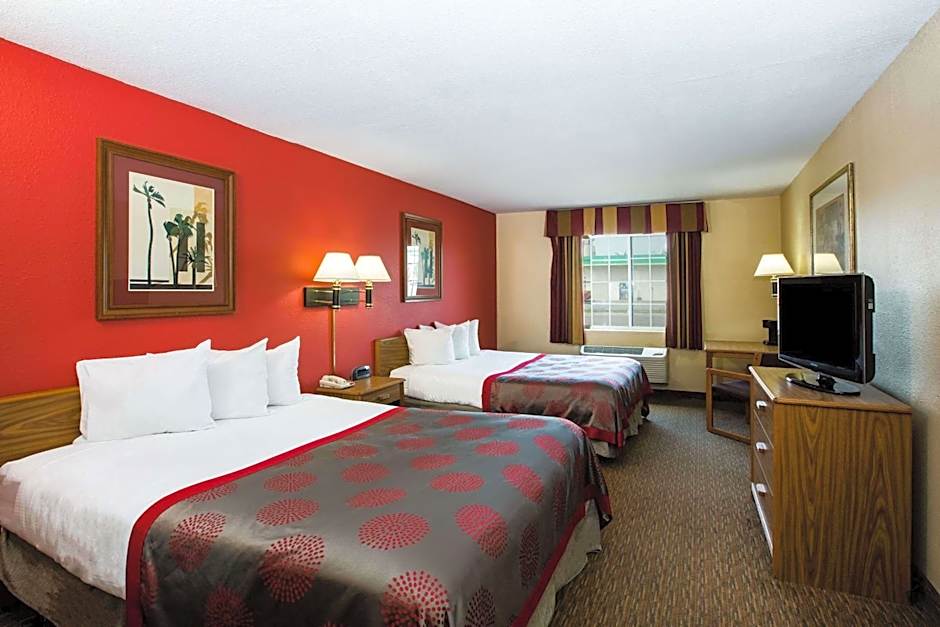 Photo 1 of 5 of Deluxe 3 Queen Beds