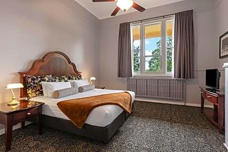 Deluxe Three-Bedroom Apartment