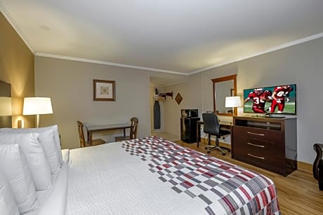 ADA Accessible Queen Suite with Roll-In Shower Smoke Free Free Breakfast