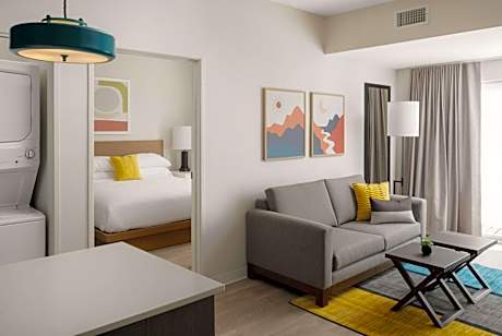 Studio Suite Accessible Tub - King Bed
