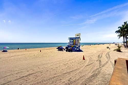 Beach Front suite at Hollywood Beach Resort, direct beach access, Swimming Pool