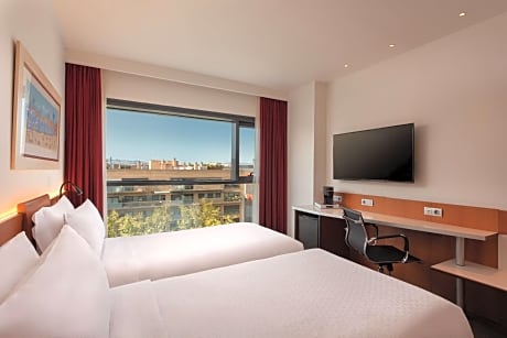 Room 2 Twin Beds City View
