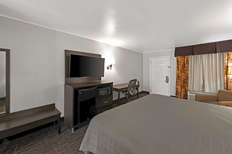 1 King Mob Accessible Comm Assist Bathtub Non-Smoking Continental Breakfast