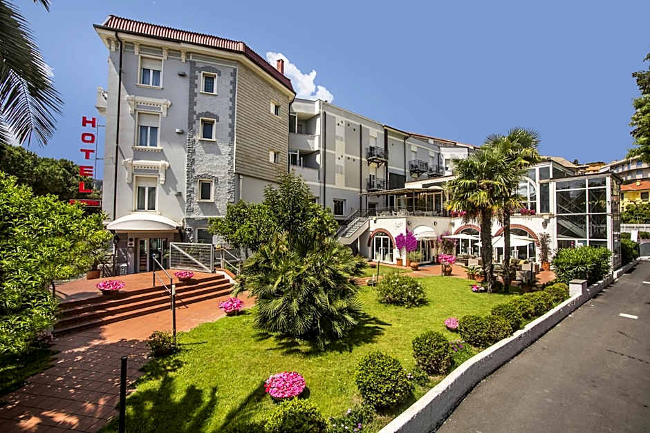 Hotel Riviera 3 Stelle con piscina estiva gratuita e garage a pagamento