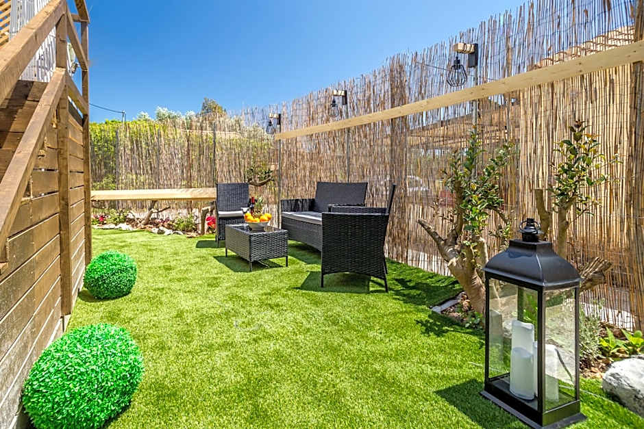 Royal Jelly Suites - Renovated Suites with Pool Just 5 Minutes walk from the Beach By Villa Mana Gers