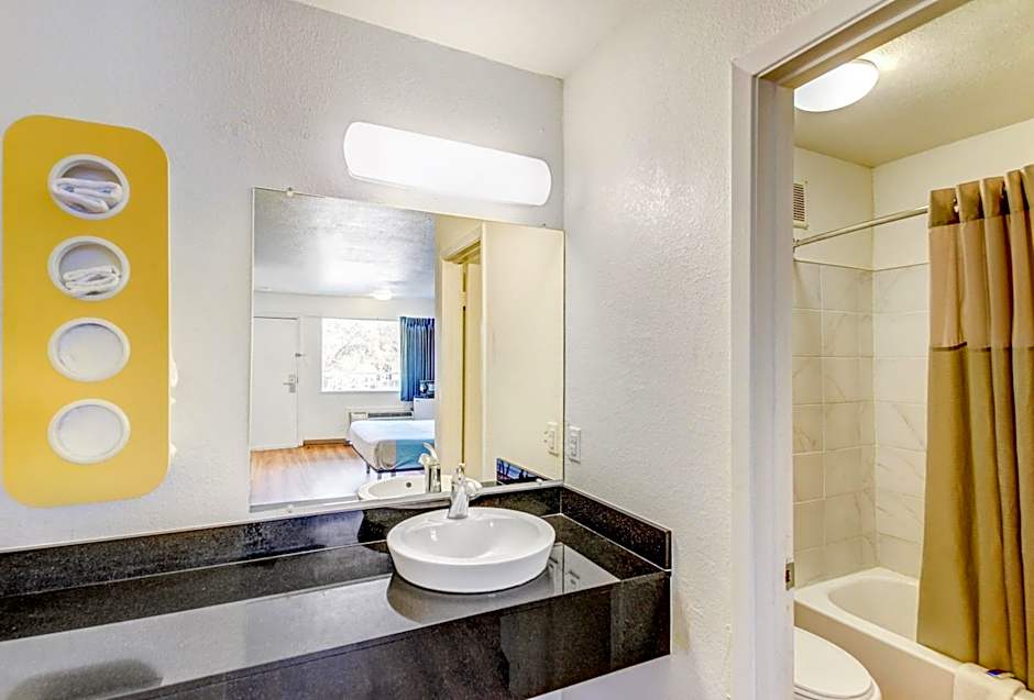 Motel 6 Waco - Lacy Lakeview