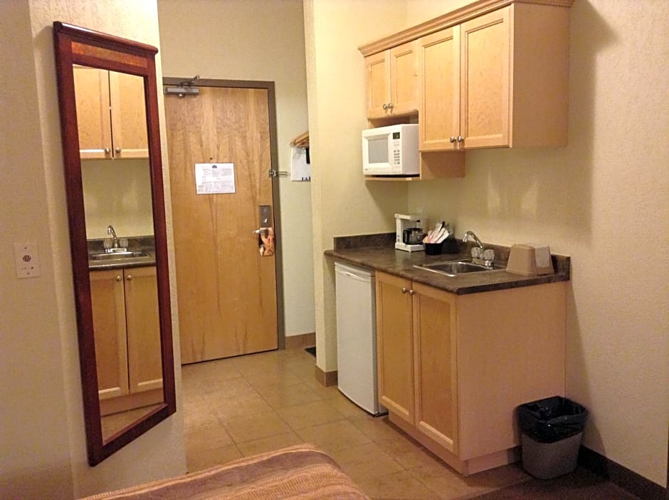 Lakeview Inns & Suites - Fort Nelson