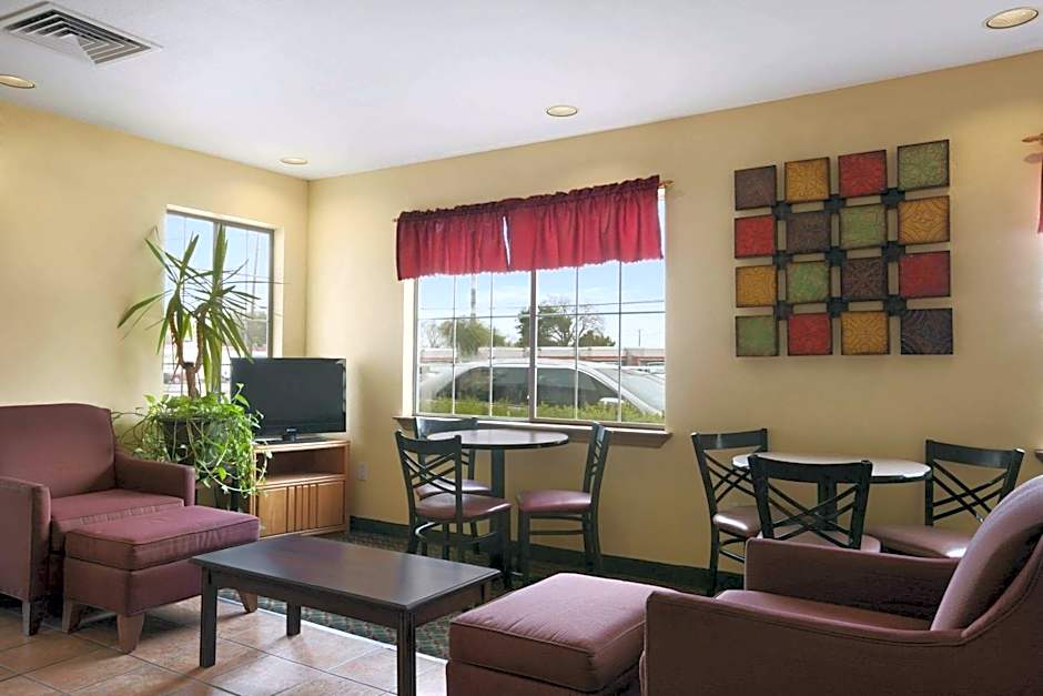 Howard Johnson by Wyndham Grand Prairie Near Lone Star Park