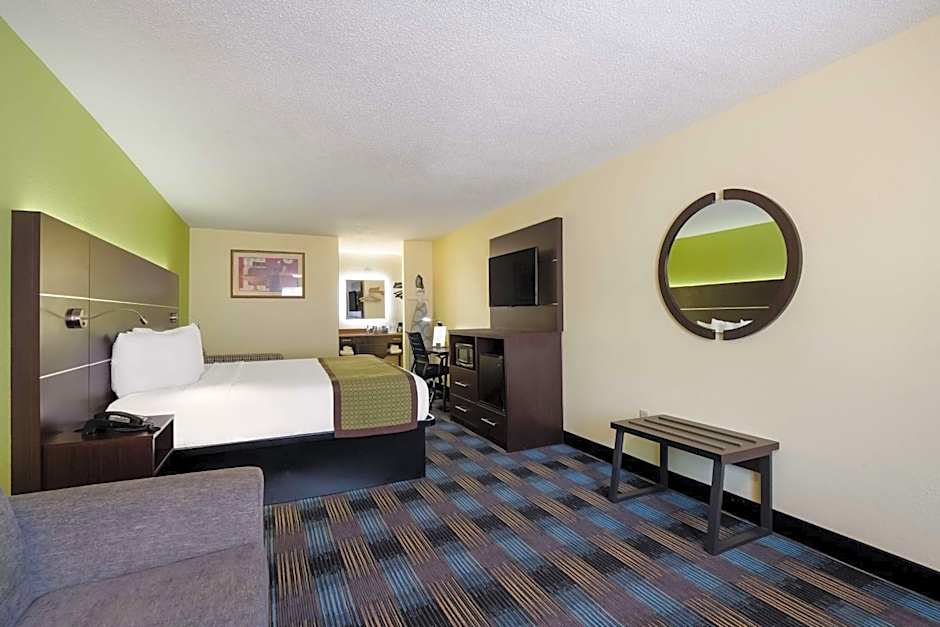 Photo 1 of 6 of 1 King Bed with Sofabed Suite