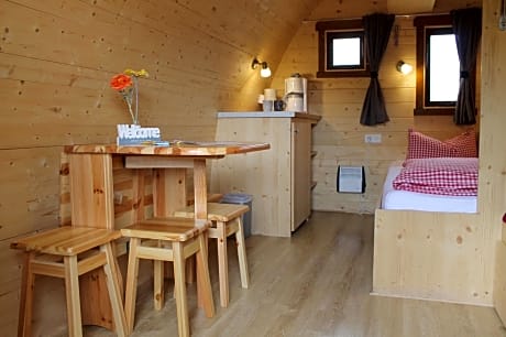 Family Wood Lodge with shared bathroom 