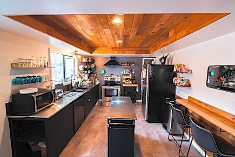Private Room for 6 People with Shared Bathroom