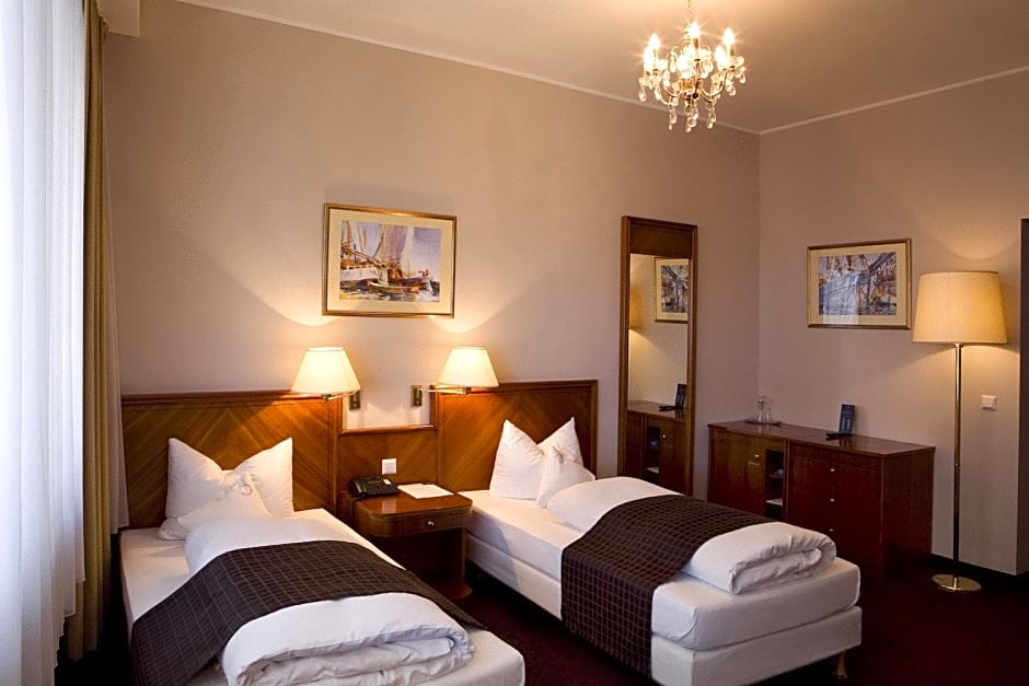 ROSS Hotel