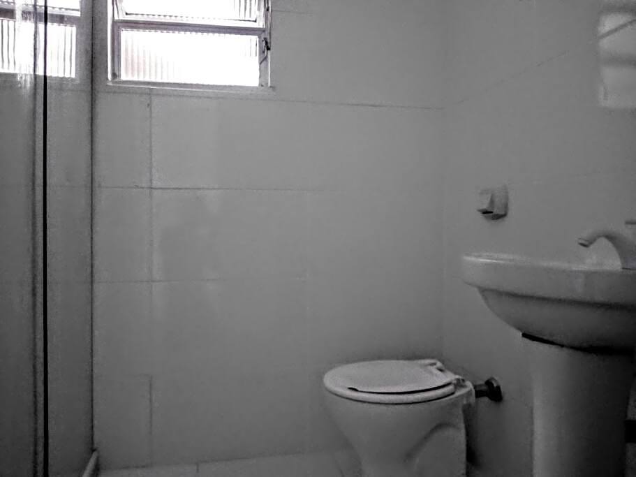 APARTAMENTO COPACABANA saleta, quarto grande com ar cond wi-fi a 2 qds da praia