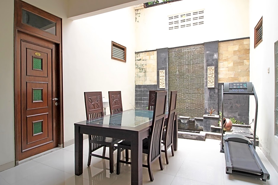 RedDoorz near Hartono Mall 3