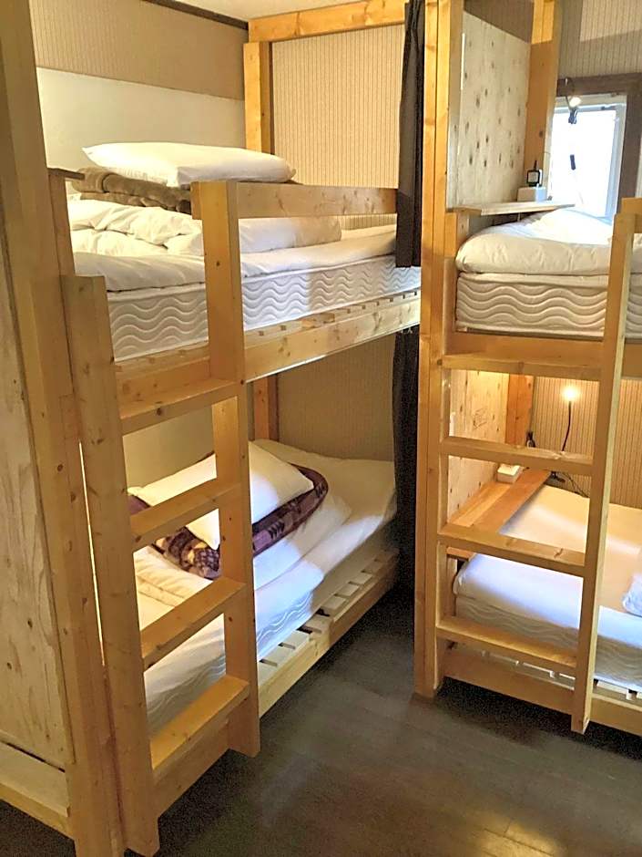 Iza Kamakura Guest House And Bar