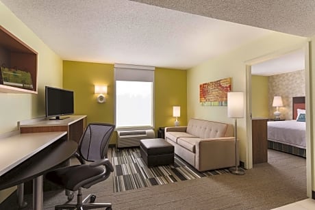 1Queen Mobilty/Hearing Access Tub Suite Nosmk