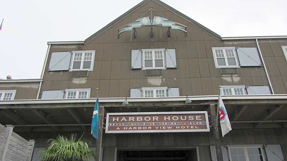 Harbor House Hotel and Marina at Pier 21