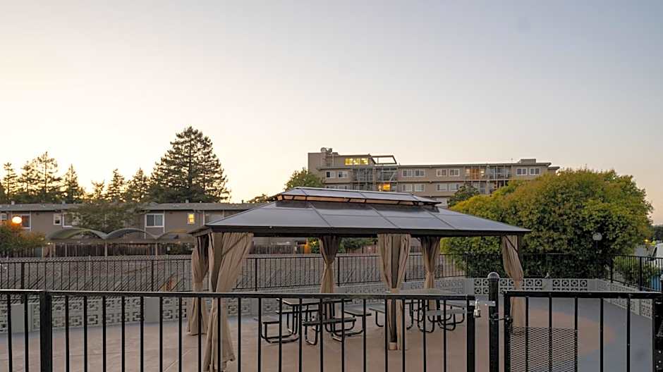 SeaSide Inn & Suites