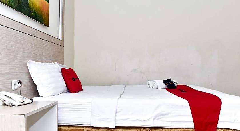 RedDoorz Plus near Sultan Hasanuddin Airport