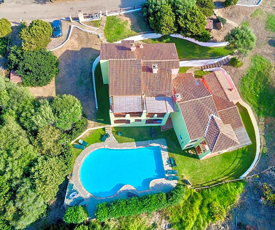 Villas with air conditioning and shared pool, just a few minutes from La Pelosa beach