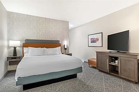 1 KING MOBILITY/HEARING ACC RI SHOWER NOSMOK