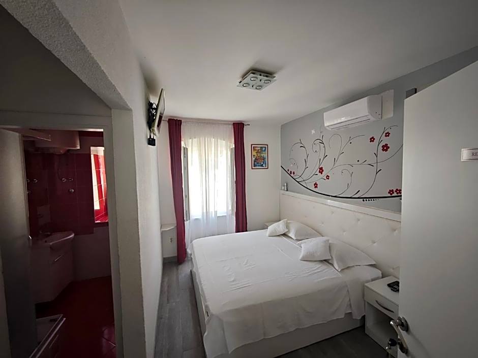 Nirvana Rooms & Apartments