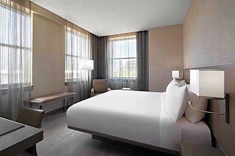 Corner Guest Room, Larger Guest room, 1 King