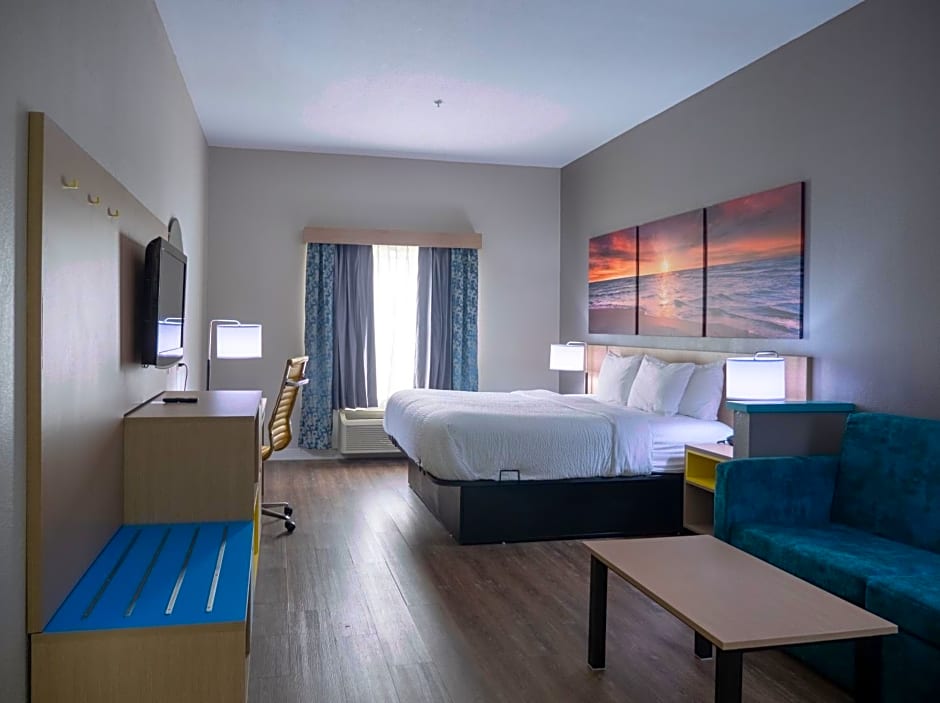 Days Inn & Suites by Wyndham Savannah North I-95