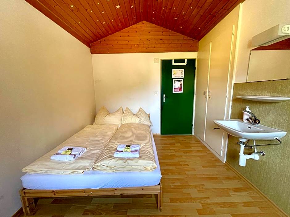 Alpine Base Hostel - Adults only