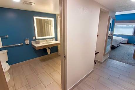 Standard King Room with Mobility Accessible Tub