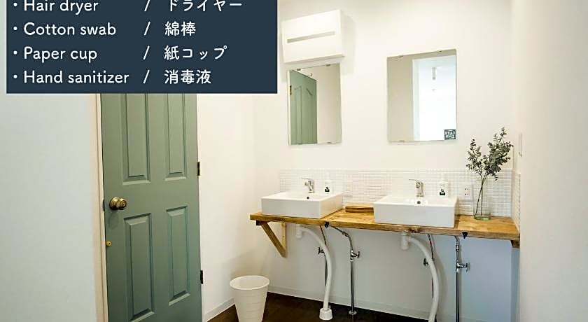 IZA Enoshima Guest House & Bar