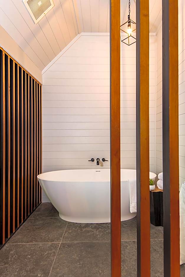 Historic Rocky Waters Inn, A Small Luxury Hotel