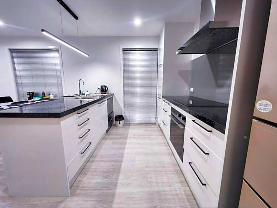 New Modern Townhouse Near Town& Beach