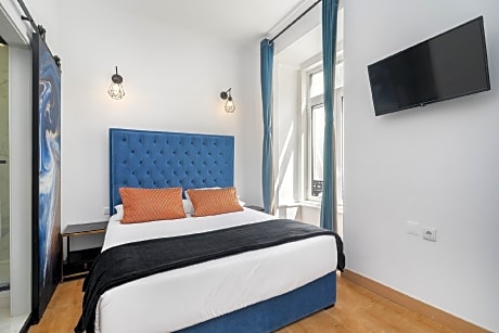 Courtyard View Queen Room