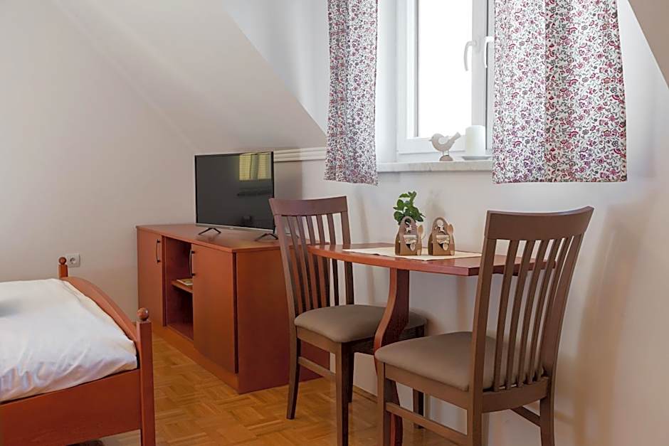 Guest House Pod Grebenom