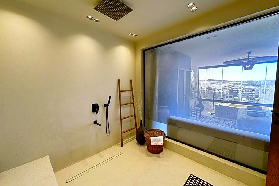 The 2 BDR Pyramids Vista w Bathtub