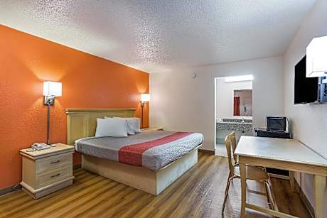 1 QUEEN BED | MOBILITY ACCESS RI SHWR NSMK