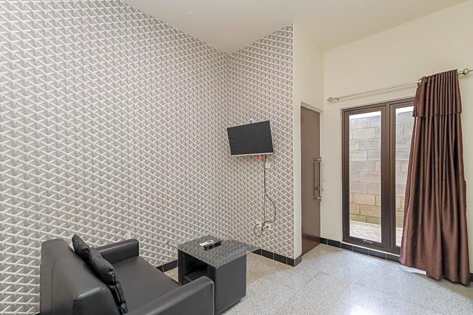 RedDoorz Syariah near Green Park Jatiwarna