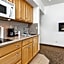 Beach House Inn & Suites