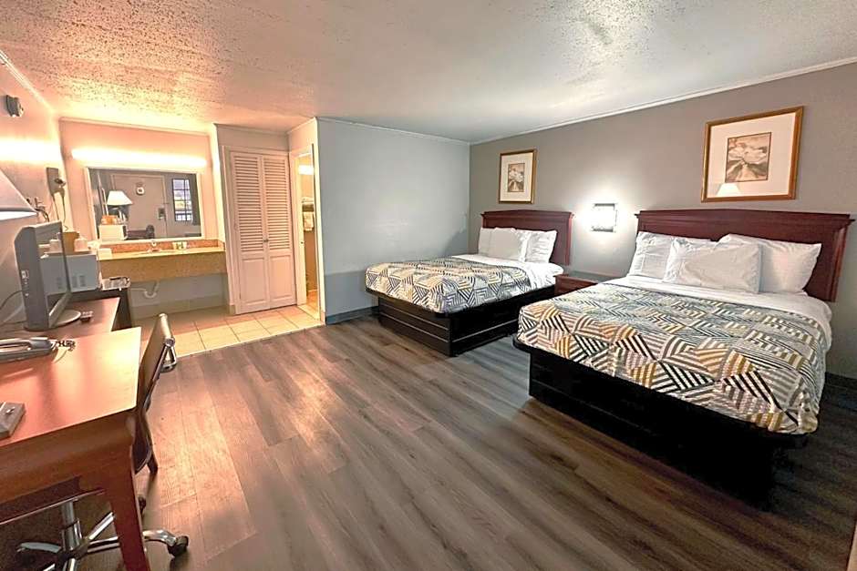 Red Carpet Inn - Stamford