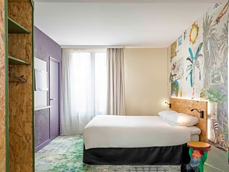 Standard Room with large bed for one or two people