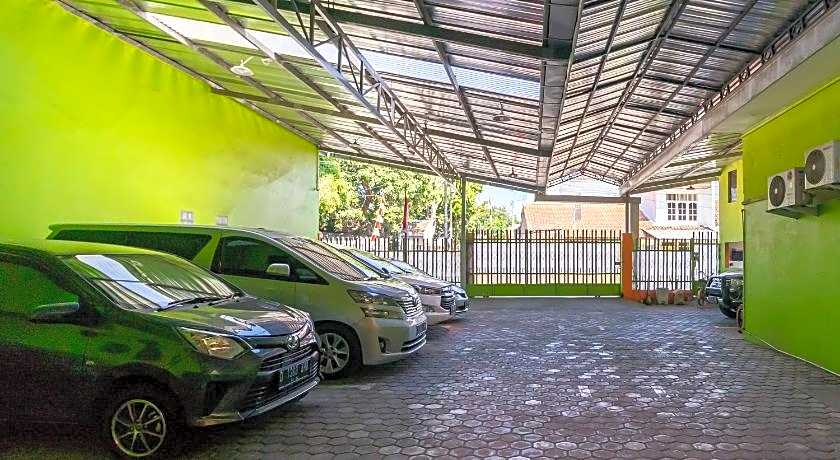 RedDoorz near Kejaksan Station Cirebon 2